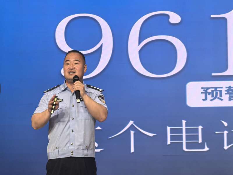 东城公安分局“东sir说反诈”账号主创讲述反诈知识 周呈宣/摄