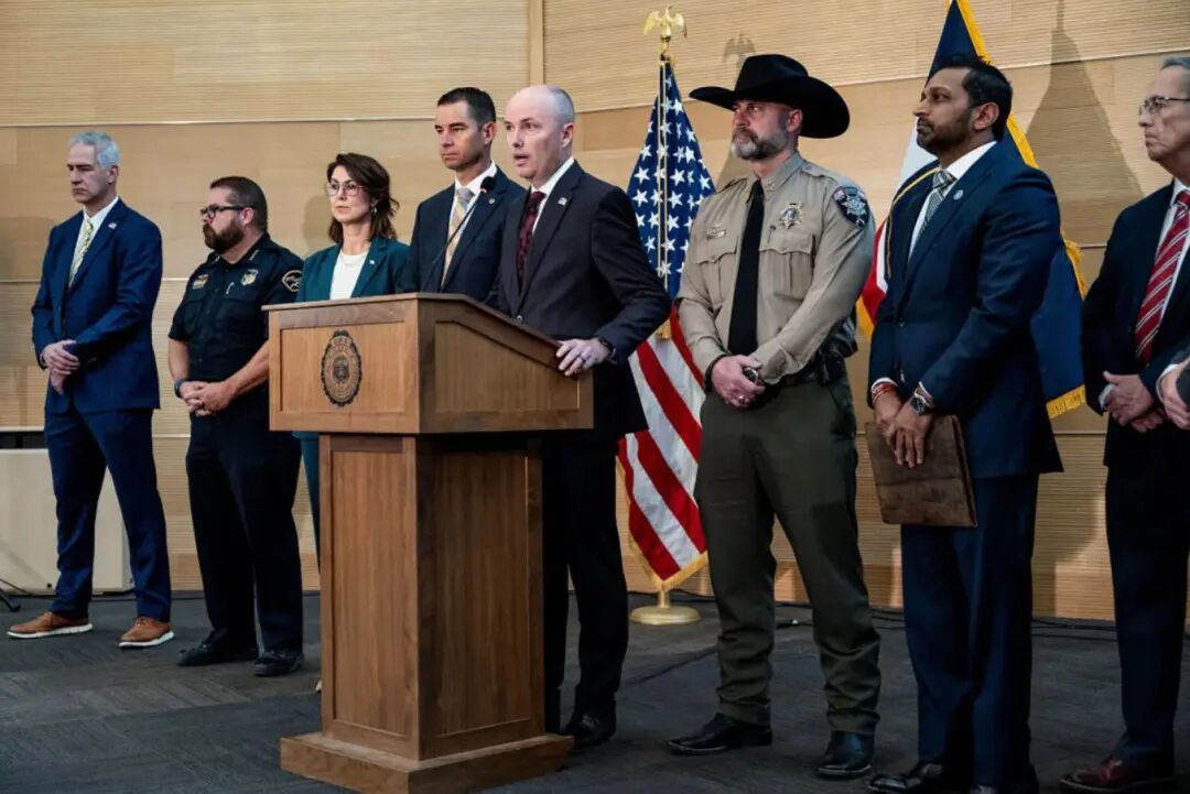 猶他州州長斯賓塞·考克斯在新聞發布會上宣布了對嫌犯泰勒·羅賓遜的抓捕。(圖源:路透社)