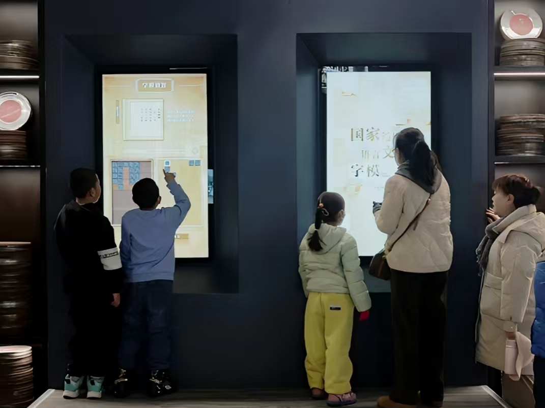 12月5日,孩子们在参观新疆维吾尔自治区成立70周年主题成就展。张琪 摄