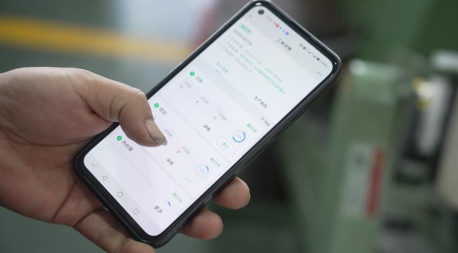 黑湖小工單,讓工廠不同工序間能像微信聊天般互通信息。