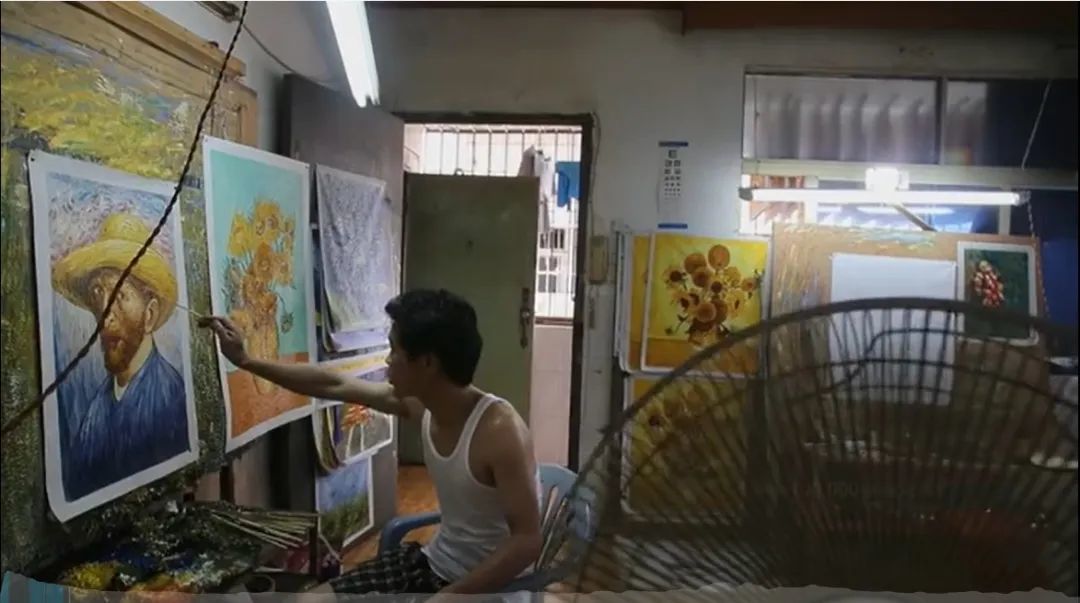 在出租屋画梵高的赵小勇。（图/《中国梵高》）