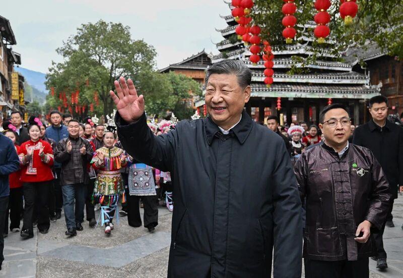 △2025年3月17日,习近平总书记在贵州黔东南州黎平县肇兴侗寨考察结束时,同乡亲们挥手道别。
