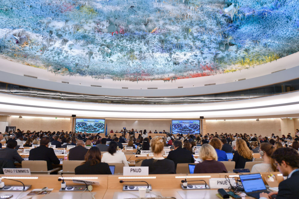 这是2024年10月9日在瑞士日内瓦拍摄的联合国人权理事会第57届会议现场。新华社记者 连漪 摄