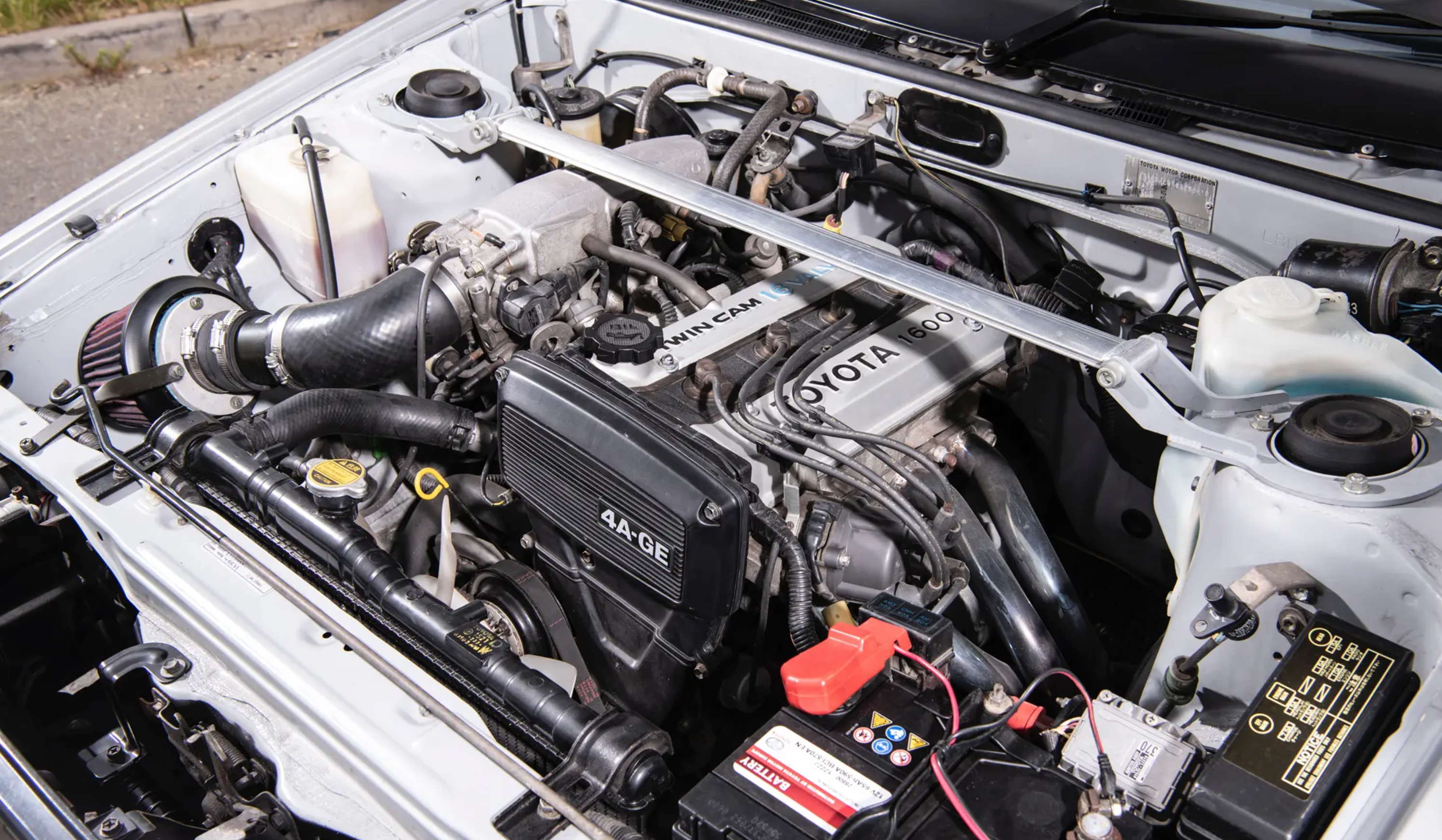 《头文字 D 》上映 20 周年:AE86、土屋圭市与青春酷尽