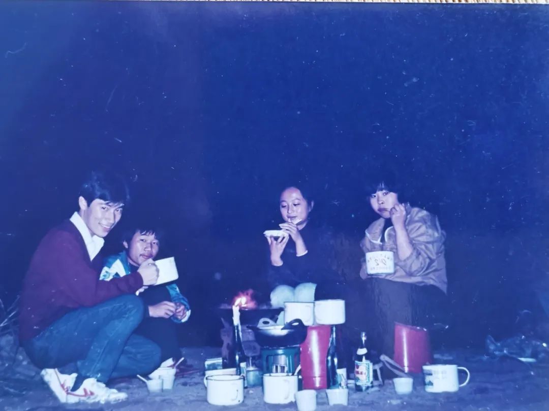 1994年,在嘉陵江边自制火锅。(图/被访者供图)