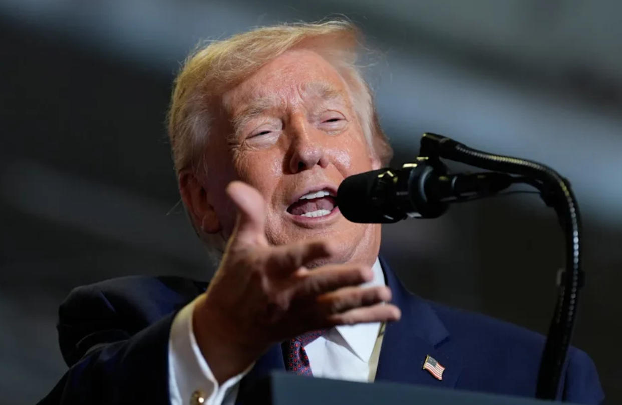 特朗普在前往棕榈滩的海湖庄园度假两周的途中,在北卡罗来纳州停留。