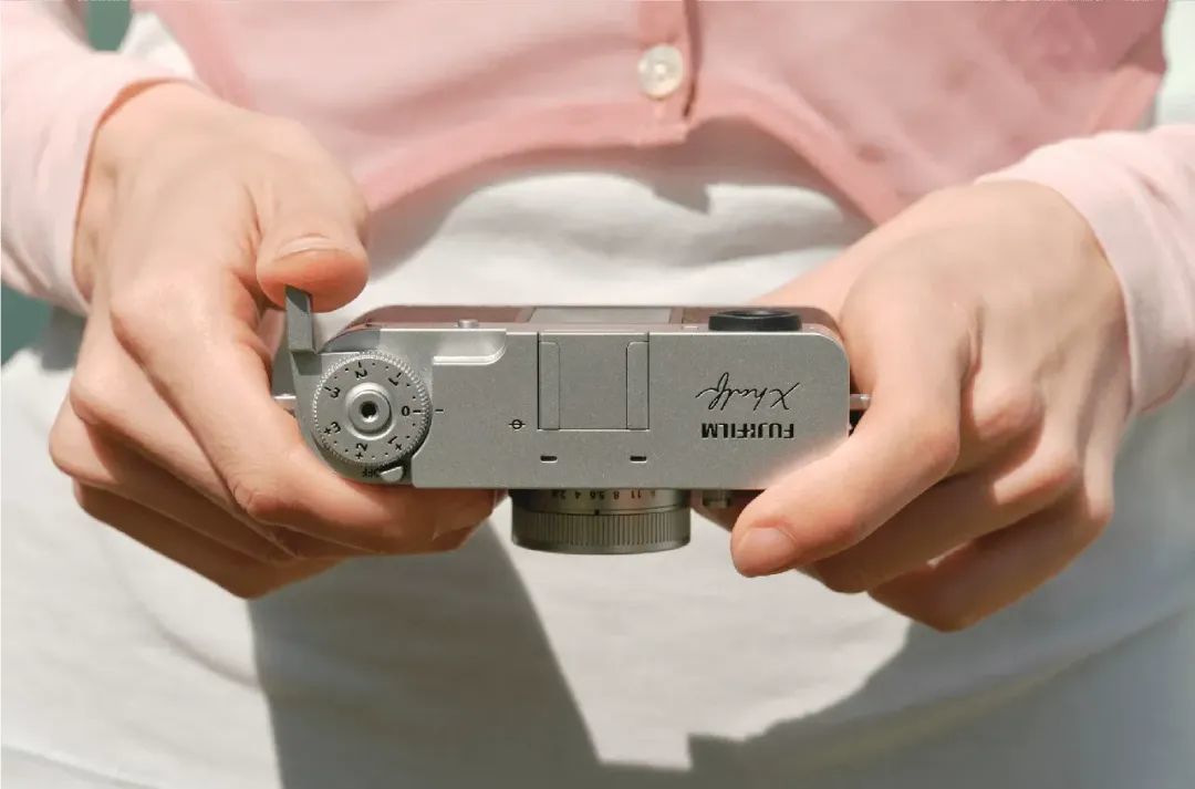 全塑料机身敢卖4999!富士新相机被骂惨了