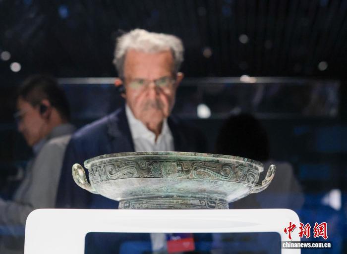 10月13日下午,第二届世界中国学大会参会学者参观上海博物馆东馆。 中新社记者 贾天勇 摄