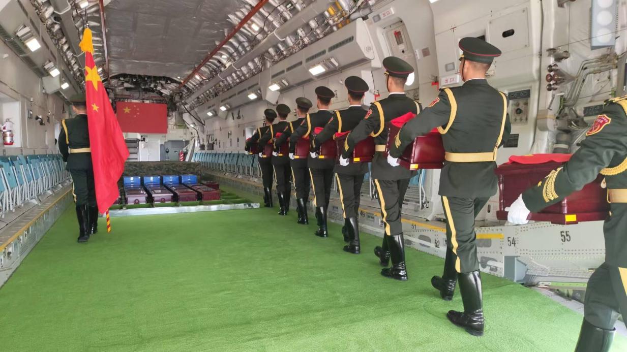 在韩国仁川国际机场，引灵手徐泽东引领中国人民解放军仪仗司礼大队礼兵护送英烈遗骸棺椁登上空军“运-20”专机启程回国。空政宣传局供图