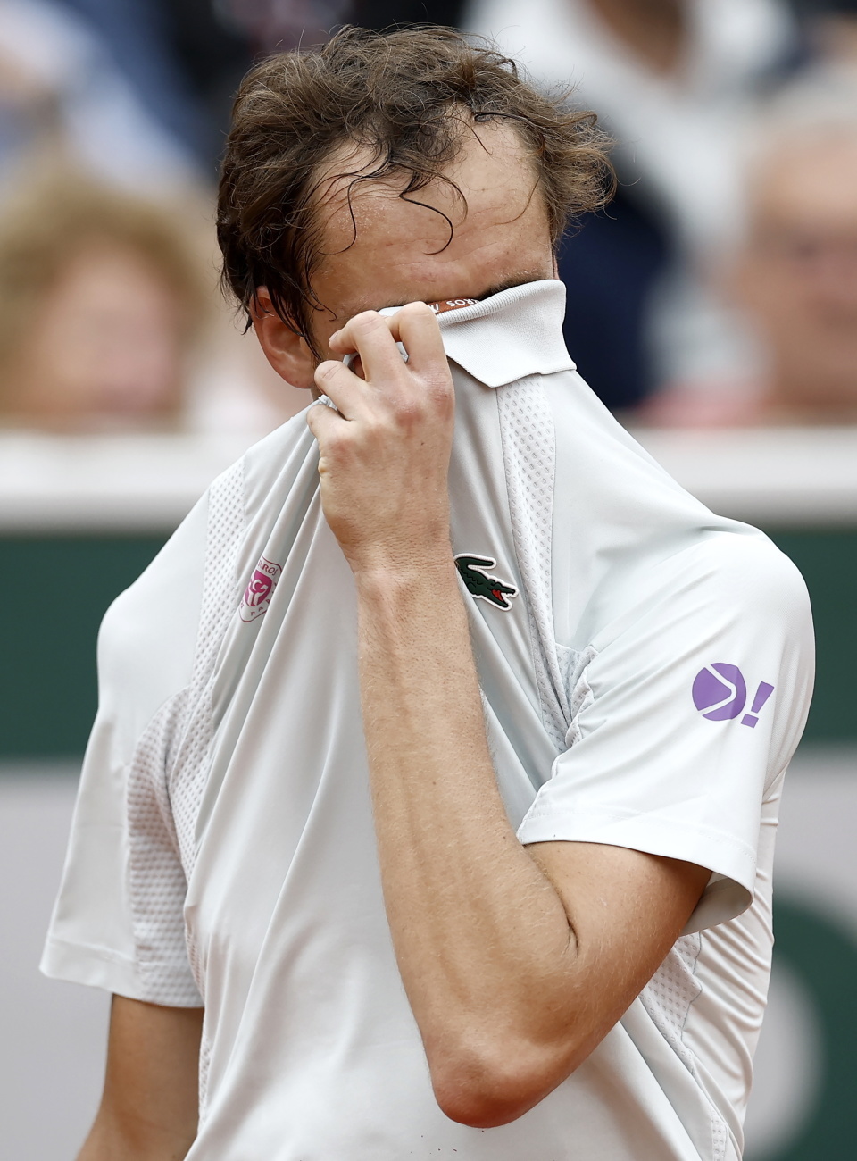 法网首轮爆大冷!梅总苦战五盘逆转未果,9次法网6次一轮游