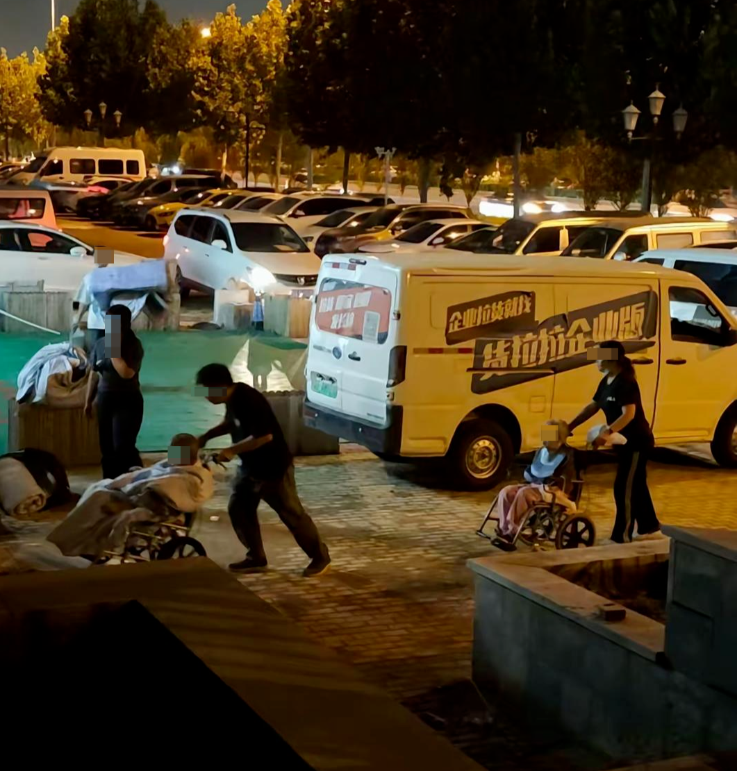 ▲小区业主拍摄到运送人员的画面