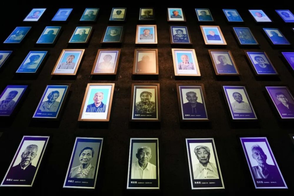 12月5日拍摄的侵华日军南京大屠杀遇难同胞纪念馆内的幸存者照片墙。新华社记者 李博 摄