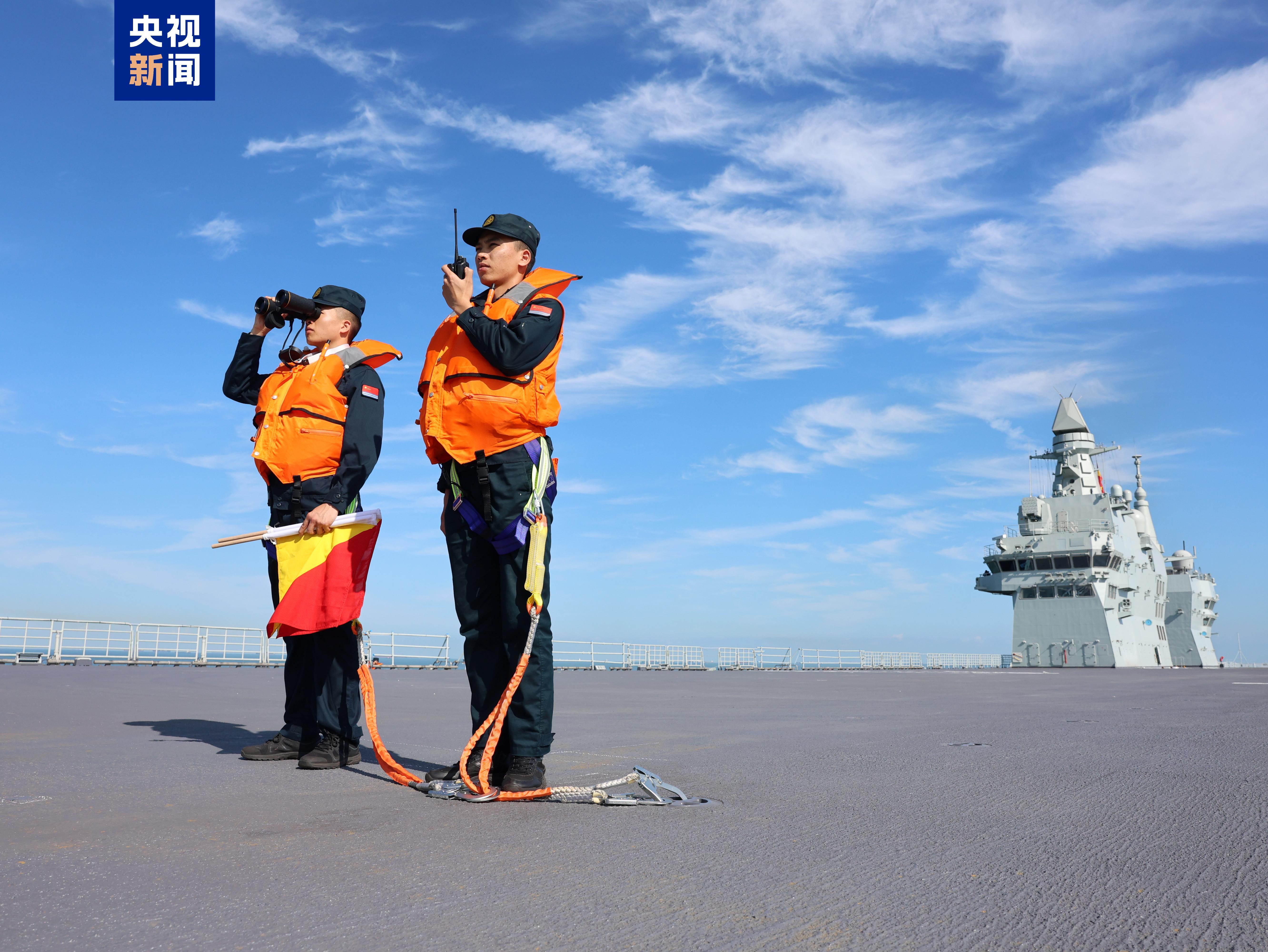 △海军四川舰官兵正在进行航行观察瞭望 (霍阳柯 摄)