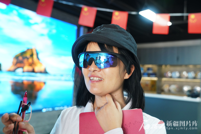 6月30日，在喀什综合保税区全球贸易通新疆喀什中亚出口商品选品中心，记者王娜体验了一款出口的智能眼镜，该眼镜可随机翻译一百多种语言。