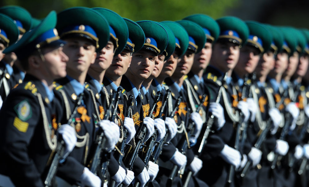 2014年5月9日,士兵在俄罗斯莫斯科举行的纪念卫国战争胜利69周年阅兵式上接受检阅。新华社记者贾宇辰摄