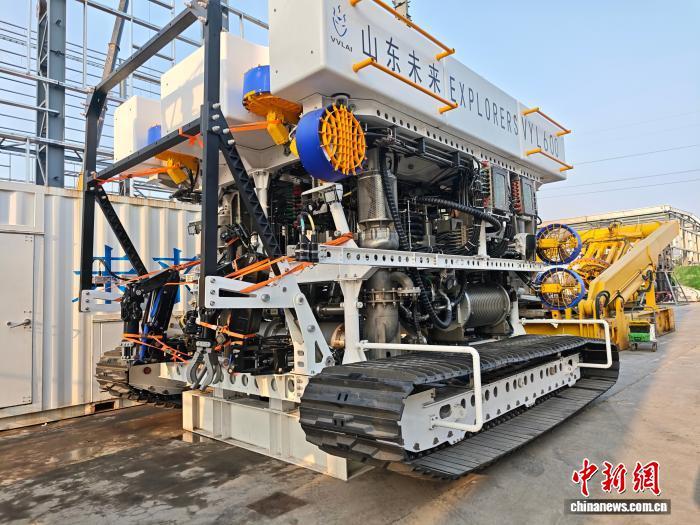 山东未来机器人有限公司厂区内的深海1500米铺缆作业机器人。中新网记者 刘越 摄