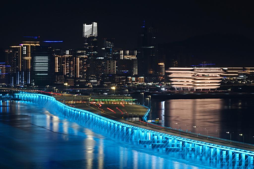 11月21日拍摄的广东深圳前海湾夜景。新华社记者 郝源 摄