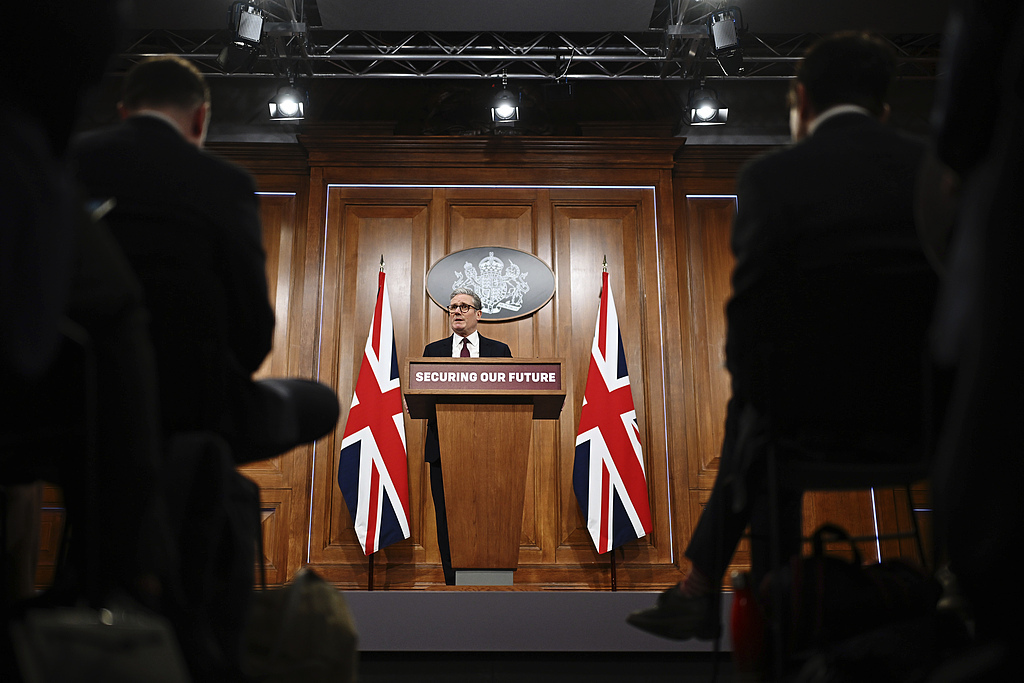 当地时间2025年3月15日,英国伦敦,英国首相基尔·斯塔默在10号唐宁街召开记者会,回应今晨的虚拟峰会视频会议内容 视觉中国