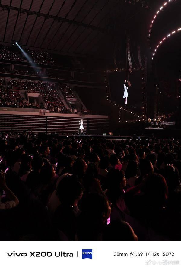 vivo 掏出 8.7 倍光学外挂镜头,直怼王心凌