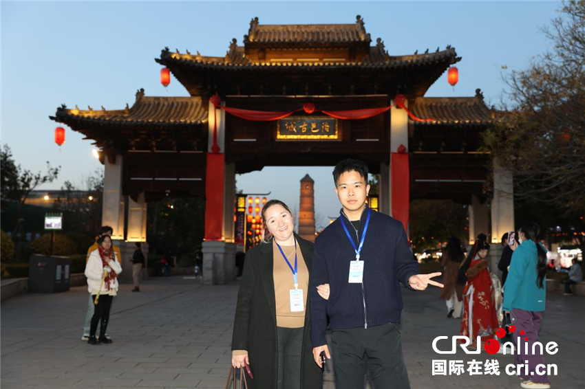 俄罗斯网红卡佳（左）在洛邑古城留影