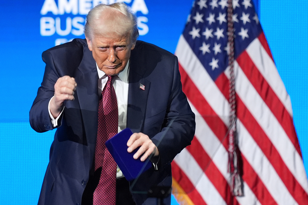 当地时间2025年11月5日,美国迈阿密,美国总统特朗普出席美国商业论坛。视觉中国 图