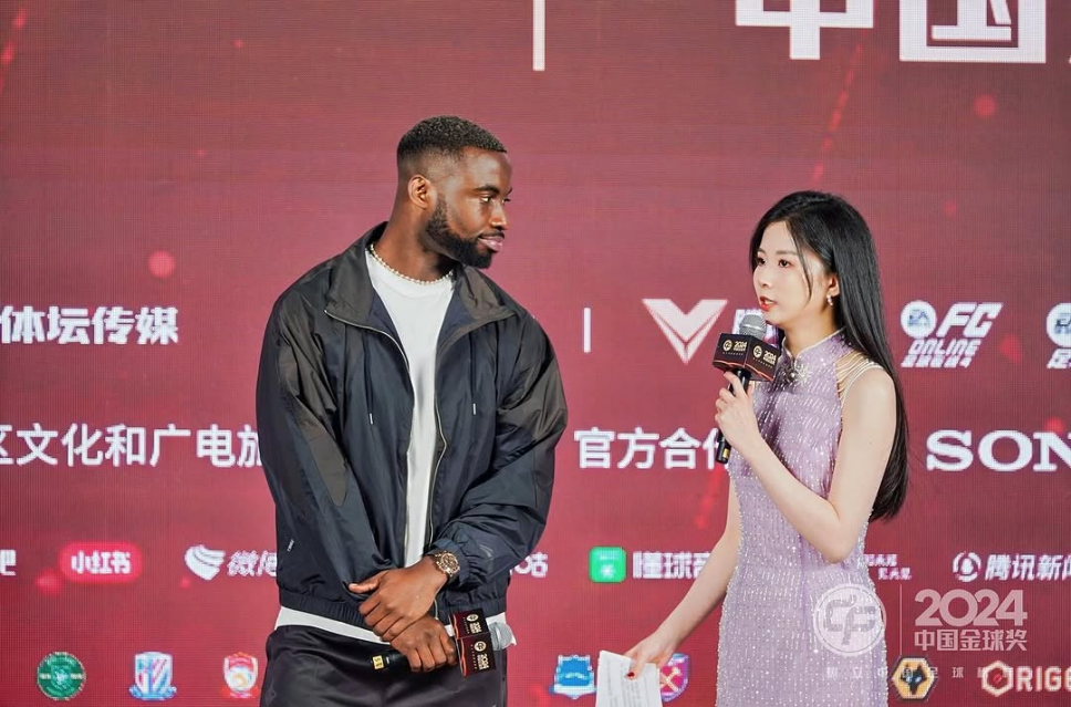 奥斯卡（左）在中国金球奖颁奖典礼上回应归化进程 图/中国金球奖组委会