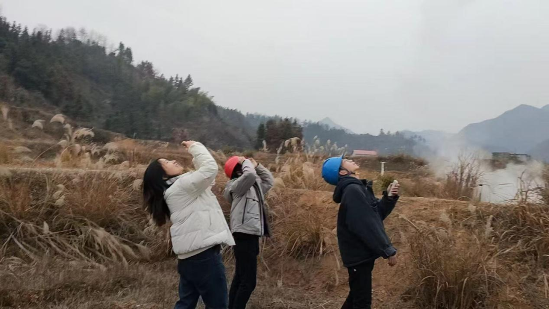 张世杰和家人一起见证自己制作的火箭发射升空
