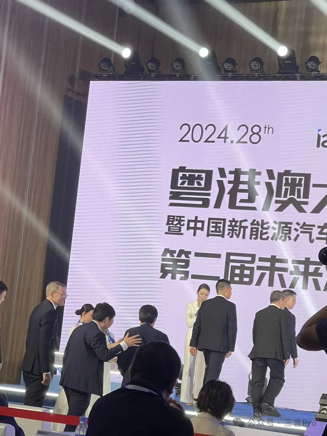 没有雷军参加的车展,余承东“杀疯了”,台下助理直摆手