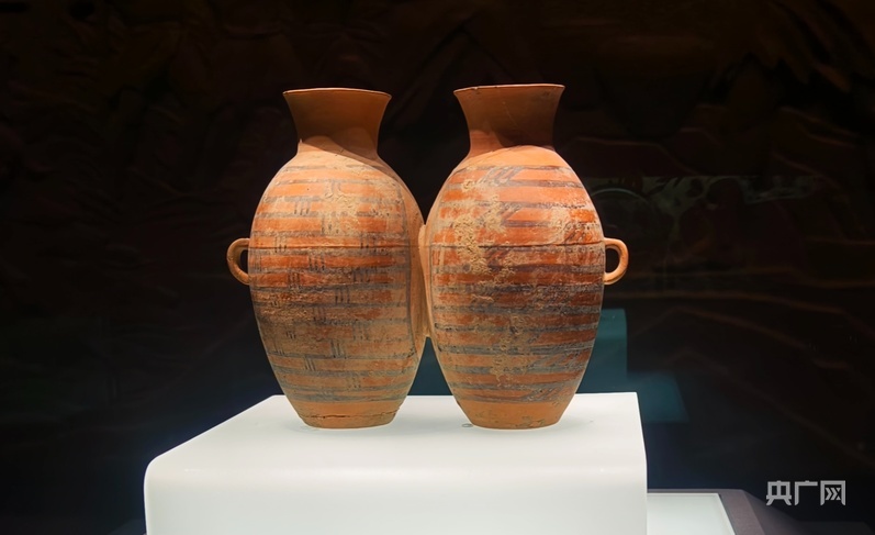 彩陶雙連壺(央廣網(wǎng)記者 郝振青 攝)