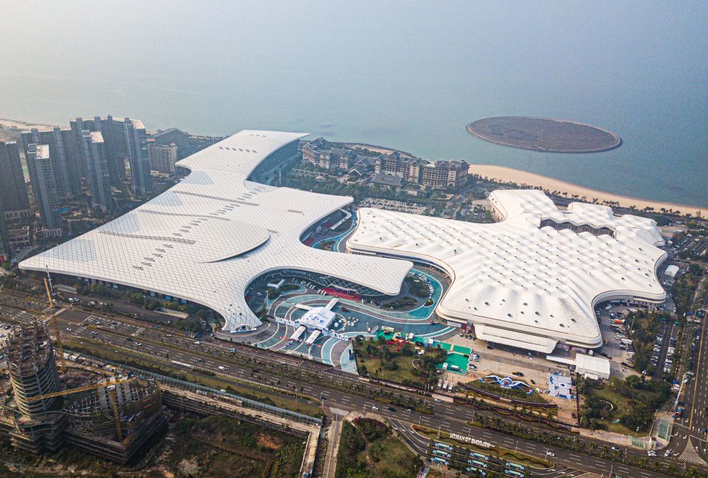 这是2025年4月10日拍摄的第五届消博会主会场海南国际会展中心（无人机照片）。新华社记者 蒲晓旭 摄
