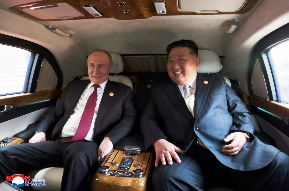 9月3日，金正恩在北京与普京举行会见。