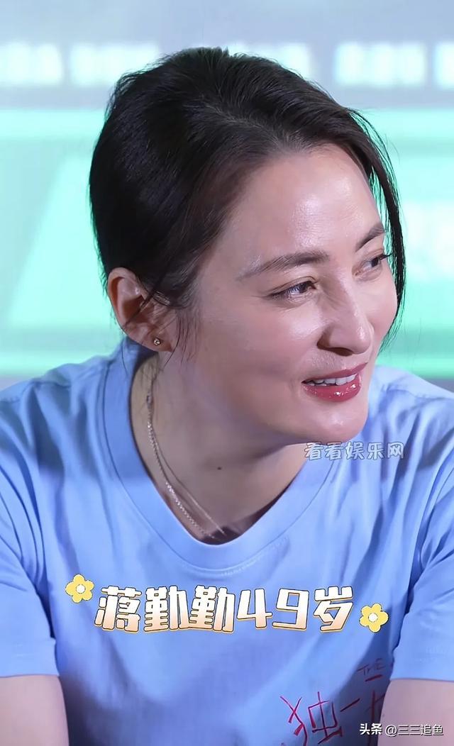 50岁蒋勤勤生图太真实了，太阳穴青筋暴起，也已经发腮了