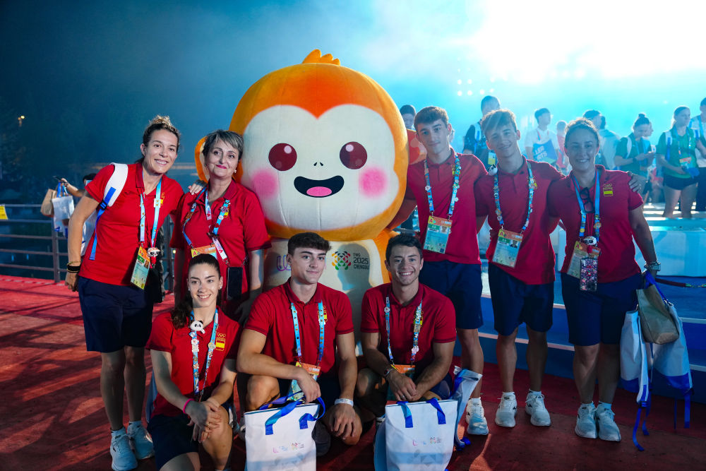 8月17日，运动员在闭幕式上与本届世运会吉祥物“锦仔”合影。新华社记者 陈欣波 摄