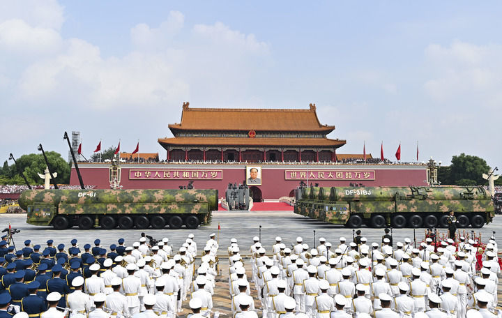 2025年9月3日,纪念中国人民抗日战争暨世界反法西斯战争胜利80周年大会在北京隆重举行。这是核导弹第一方队通过天安门广场。新华社记者 李鑫 摄