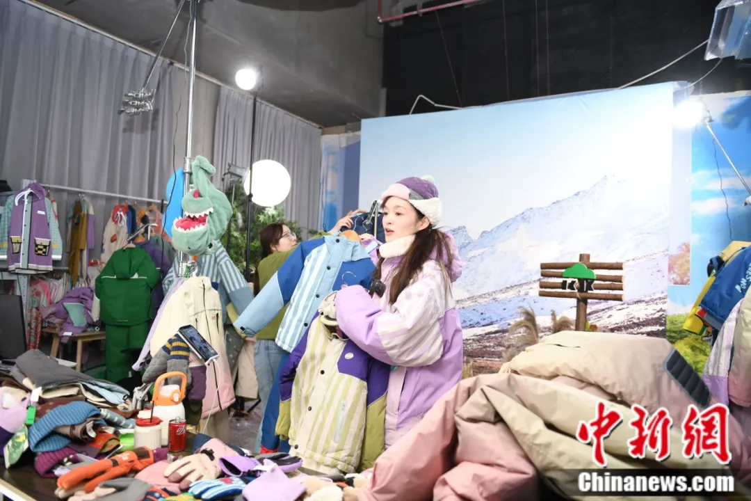 主播在直播间里向网友介绍儿童滑雪服。桐乡市委宣传部供图
