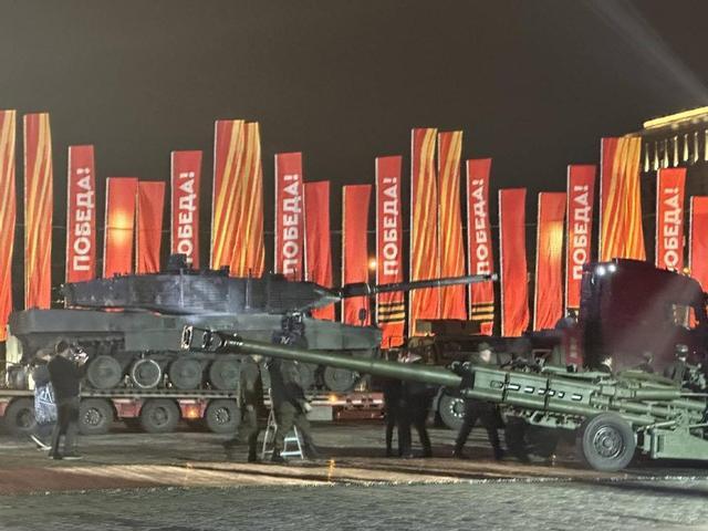 (俄军曾将这辆豹-2A6放在莫斯科展览)