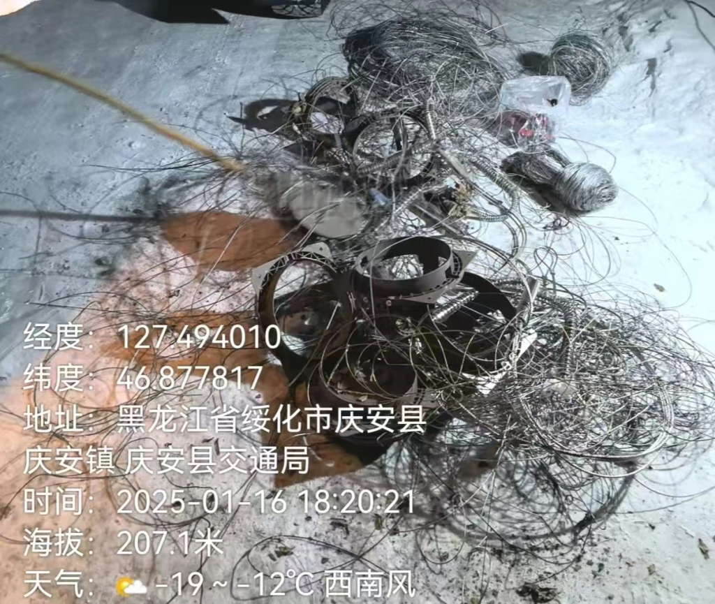 庆安县林区发现大量猎套与铁网。