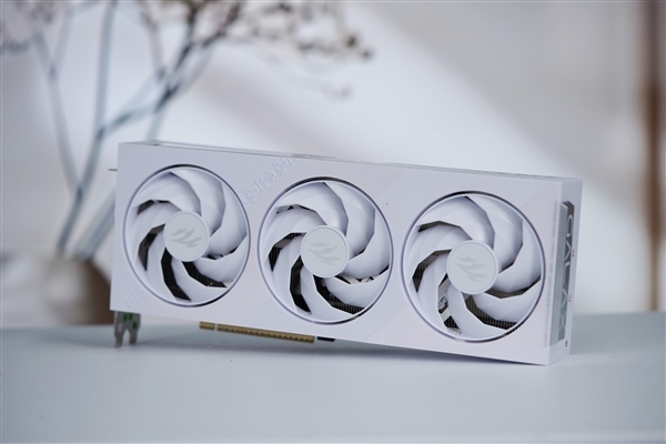 全白色刃式装甲!影驰RTX 5070 Ti圣刃图赏