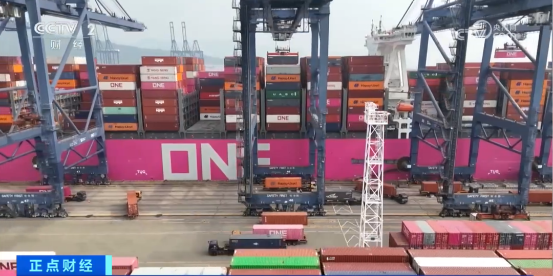 图为港口集装箱