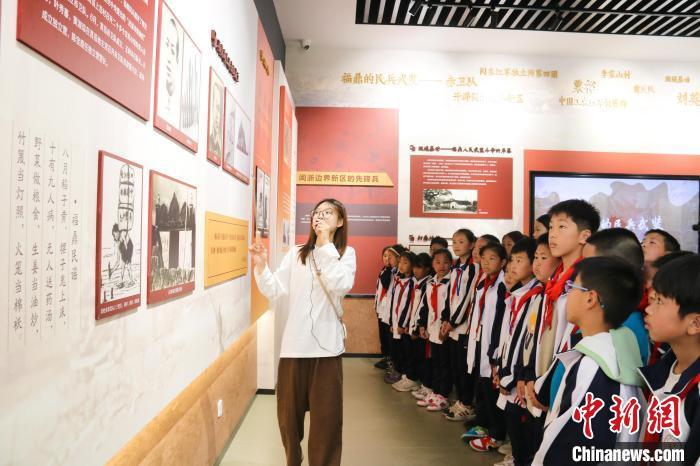 学生参观基地民兵国防教育馆。王婷婷 摄