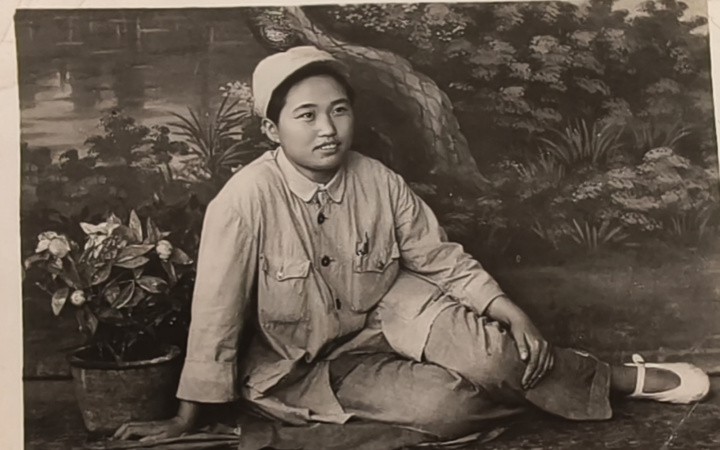 1949年，周淑真穿着小白鞋留下影像。