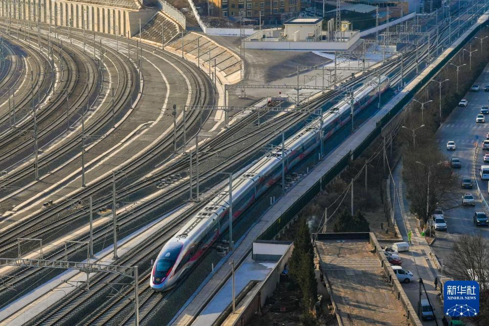2025年12月26日,西延高铁首发列车从延安站驶出。新华社发(刘一江 摄)
