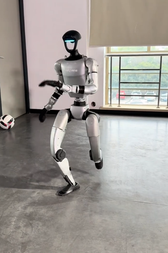 宇树机器人硬核展示中国功夫!王兴兴发原视频回应质疑