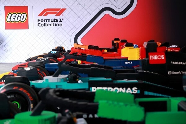 这些大型乐高®赛车旨在庆祝乐高集团与F1达成持续多年的合作伙伴关系