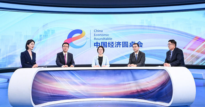 嘉宾在第二十二期“中国经济圆桌会”大型全媒体访谈节目录制现场。新华社记者 陈晔华 摄