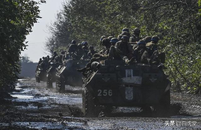 乌军士兵乘坐战车