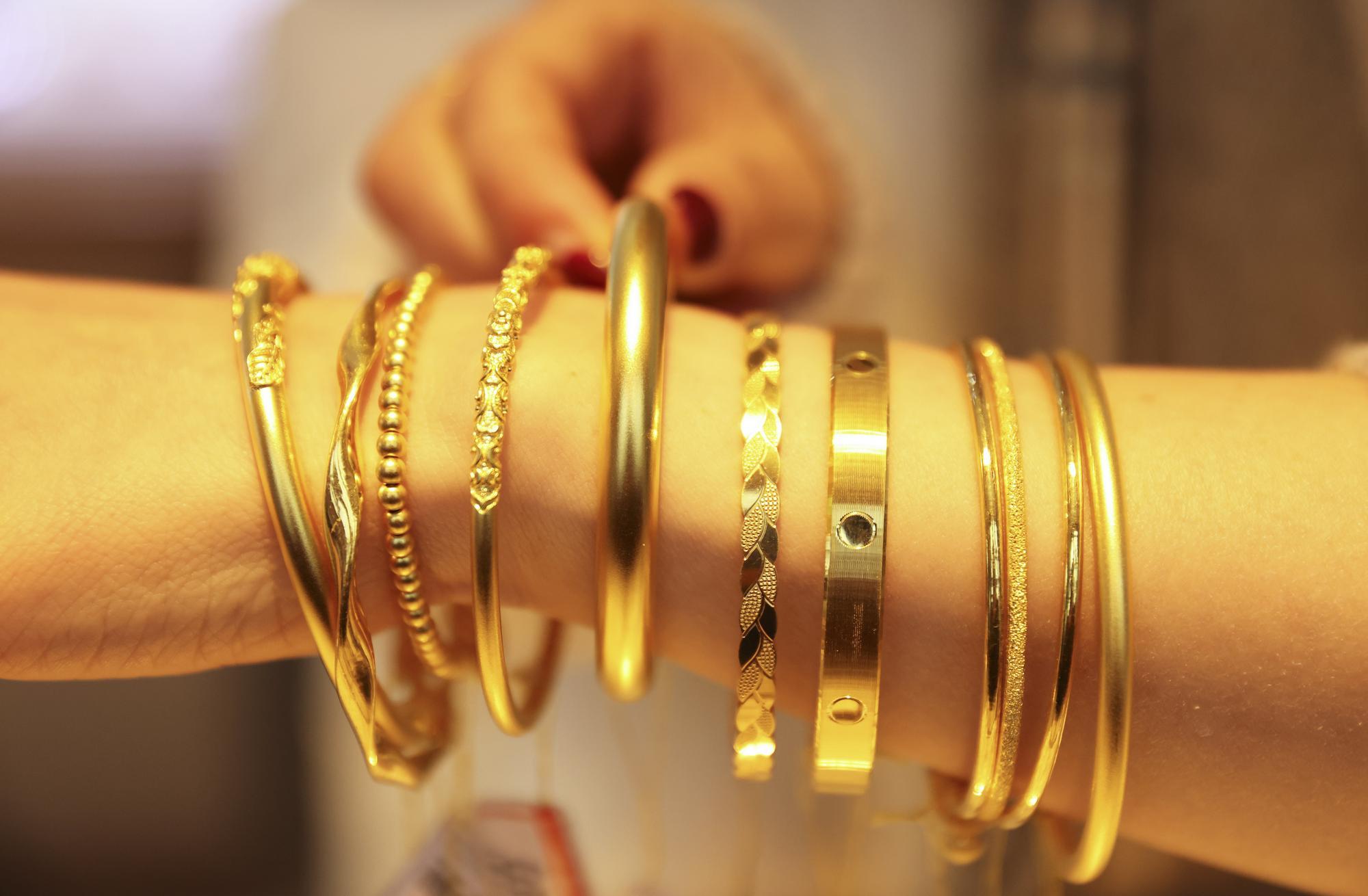 国际黄金期货价格突破每盎司3000美元_凤凰网