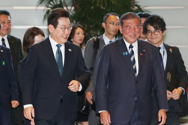 8月23日，韩国总统李在明（左）在日本首相官邸会见日本首相石破茂（右）。图自日媒