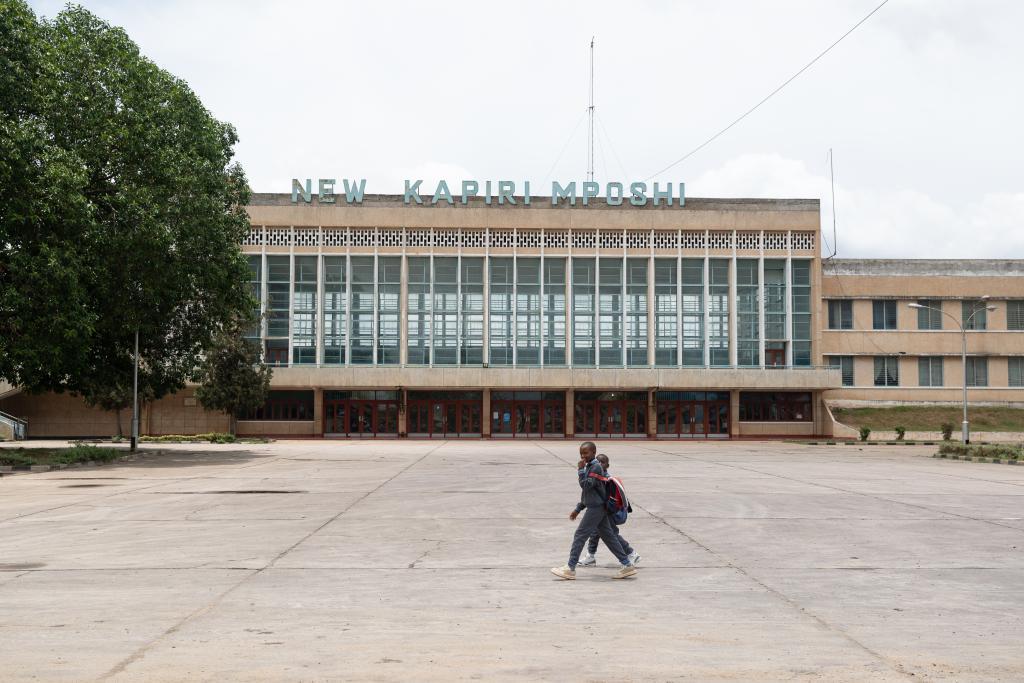 11月14日,在赞比亚中央省,两名儿童从新卡皮里姆波希车站前走过。新华社记者 彭立军 摄