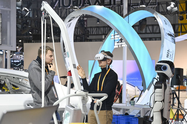 11月4日，在第八届进博会技术装备展区，工作人员在调试产品。新华社记者 陈浩明 摄